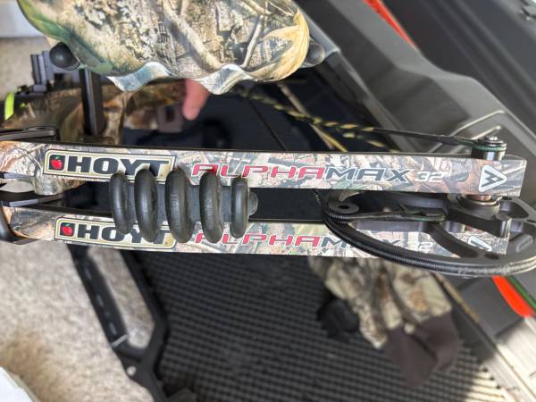 Hoyt AlphaMax 32 Compound Bow with Case — $300 OBO 1