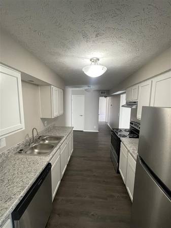 $1,100 / 2br - 1026ft2 - Spacious 2-Bedroom | Pool Access | Pet-Friendly (10905 North Mill Court, Omaha, NE)63681713983107120