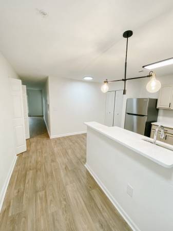$1,227 / 2br - 1053ft2 - The Emerson - The Ellen (Bowling Green)63700363276931121