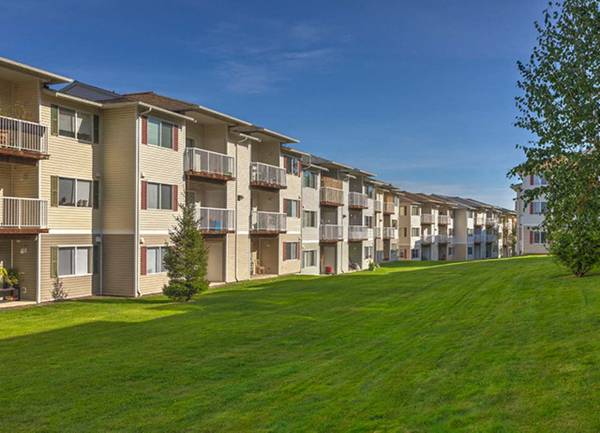 Dishwasher, Off Street Parking, Refrigerator 1