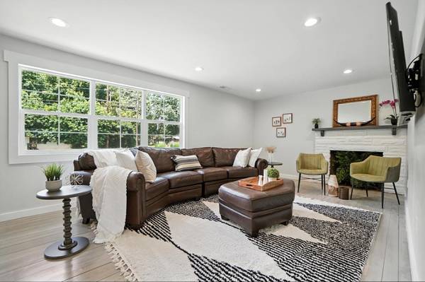 $5 / 3br - Quiet Batavia home with fire pit and grill63974473876482122