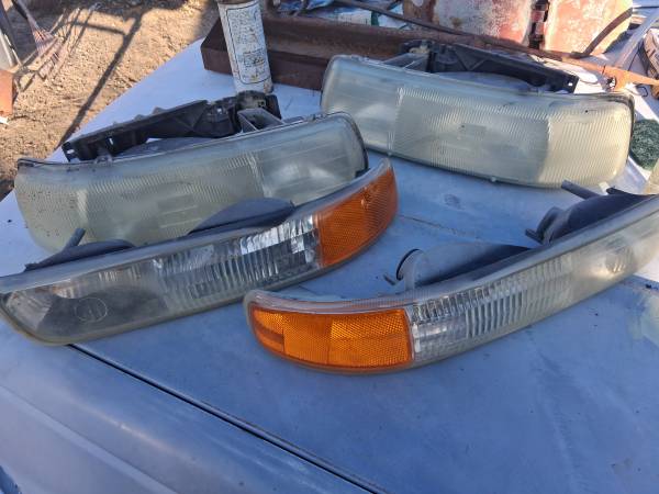00-06 chevy tahoe headlight 1