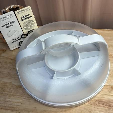 Like new PAMPERED CHEF Chillzanne Platter with Divider, Lid and Handle 1
