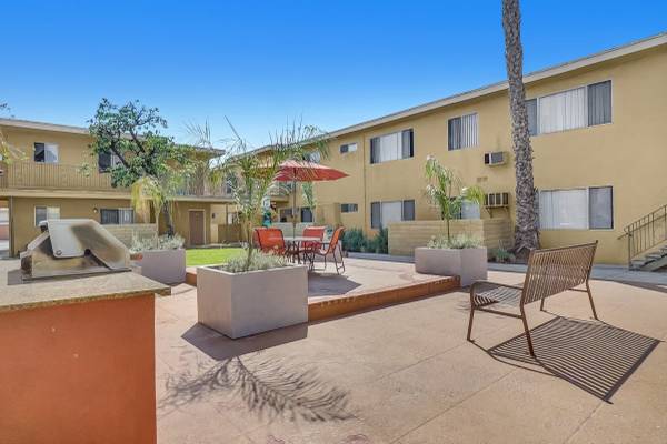 $2,030 / 1br - 700ft2 - Large Closets, Gas Stove, On-Site Maintenance (13811 Shoemaker Ave, Norwalk, CA)63700977577859121
