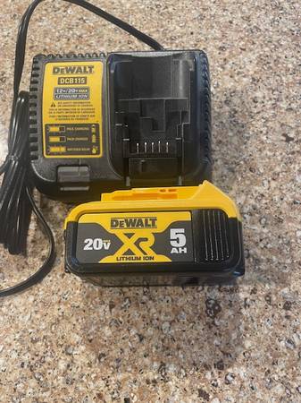 Genuine NEW DeWALT DCB205 5AH Factory 20V XR Lithium Ion w/Charger 1