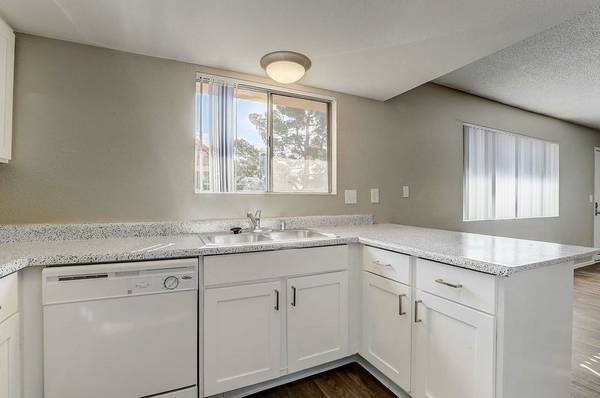 $1,150 / 2br - 930ft2 - Close to Schools, Ceiling Fan, Refrigerator (5101 E Twain Ave, Las Vegas, NV)63859502119425121