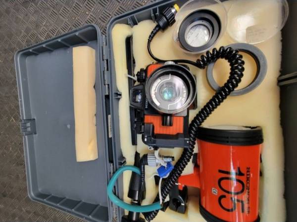 Nikon Nikonos V Orange Film Camera body UW 35mm F2.5 Lens JAPAN w/ SPEED LIGHT 1