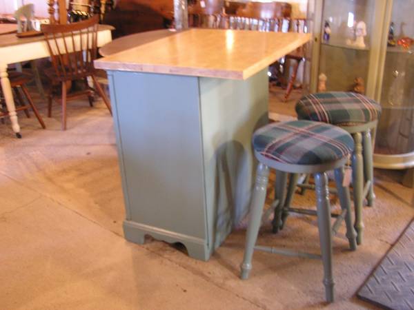 EAT-AT KITCHEN ISLAND! 1