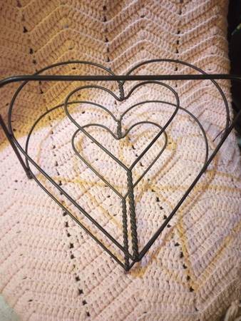 $5.00 Items... Heart Pie Holder, Basket, Pack of Chef Towels..ore 1