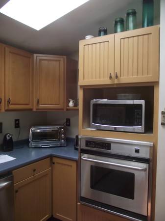 $575,000 / 2br - 1680ft2 - Cape Cod Style Outside. Country Inside (manchester)63656177903619124