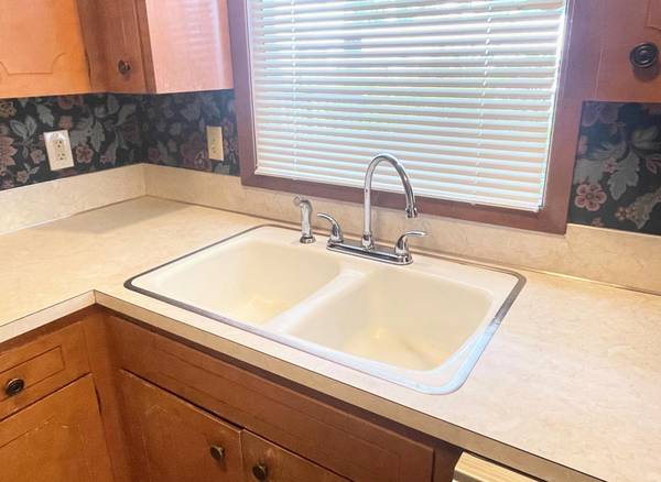 $1,410 / 2br - Encantadora casa adosada de 2 habitaciones - Ubicación conveniente cerca de la línea de transporte urbano (Salem Sur)63660478772865122