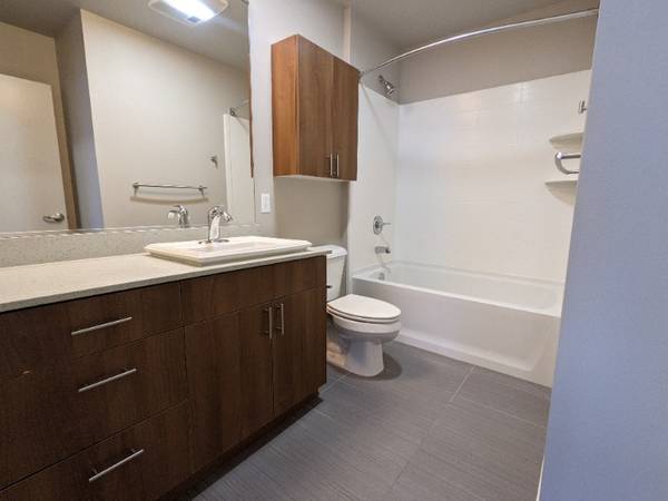$2,473 / 1br - 761ft2 - Spacious One-Bed - PRICE DROP - Den, Open Kitchen, & AC! Visit Astro (Queen Anne)63811610660995122