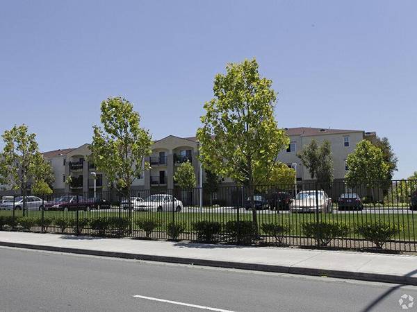 $1,732 / 2br - 720ft2 - Cozy Senior 2 BR -Steps from Parks, Restaurants  Shops (55+) (vallejo / benicia)63994101160579122
