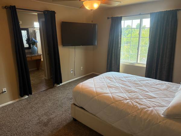 $1,000 / 1br - 500ft2 - Spacious Master Bedroom w/ Private Bath – Available Now (Powers rd /Airport)63686975175553120