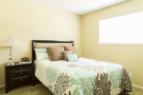 $2,830 / 2br - 885ft2 - Ample closet space, White cabinetry in kitchens & bathrooms (Ventura)63800428517761123