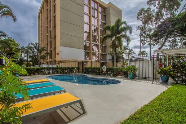 $2,790 / 4br - 1025ft2 - Jalousie Windows, Swimming Pool, Stainless Steel Efficient Appliances (Wahiawa)63686745568003124