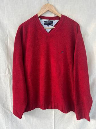 Tommy Hilfiger Men's Solid Logo V Neck Sweater 1