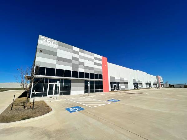 Air Conditioned Warehouse For Lease - 7,018 - 14,441 SF near I-35 1