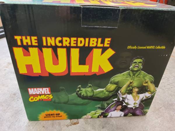 Hulk statue 1