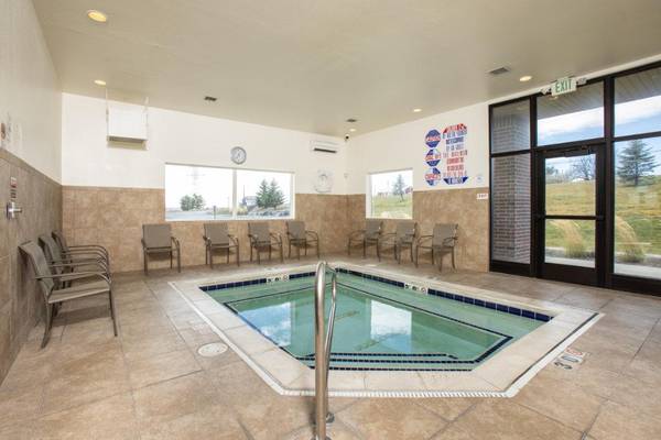 $1,275 / 1br - 730ft2 - Microondas, Lavadora y Secadora de Tamaño Completo, Techos Altos, Garajes Disponibles63670973413633123