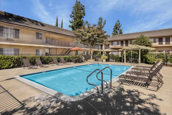 $1,925 / 1hab - 594ft2 - Aire acondicionado, administración profesional en el lugar, piscina (9205 Carlton Oaks Dr, Santee, CA)63865484283395120