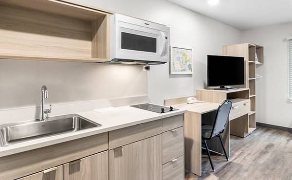 $1,200 / 1br - 4 miles from RV Hall of Fame & Museum, Low weekly and monthly rates (810 E Windsor Ave, Elkhart, IN)63665860161923124