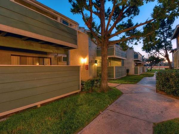 $1,999 / 2br - 950ft2 - Dishwasher, Window Covering, Swimming Pool, Public Transportation64028080719745123