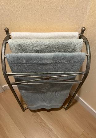 Beautiful Vintage garment clothes towels Hanging Rack 1
