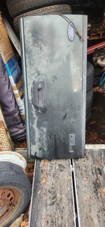 2003 step side tailgate, no rust or dents 1