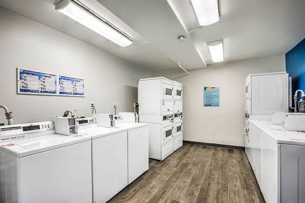 $1,725 / 395ft2 - Custom Cabinets, Spanish Speaking Staff, Window Coverings63840113019265124