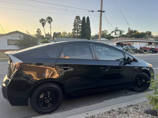 2015 Toyota Prius III 4 cilindros híbrido 50 MPG Muy confiable *Venta por mudanza* - $7,777 (Tierrasanta)63470058837635124