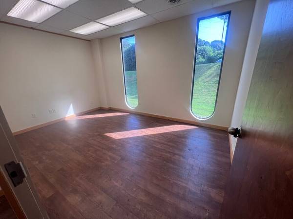 $1,200 / 458ft2 - 458 sqft  Large multi-room suite with sink hookup and 2 windows $1,200 (Athens)63792066511617120