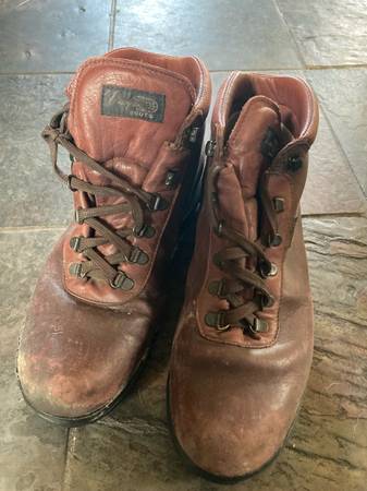 Vasque Mens 11 Hiking Boots 1
