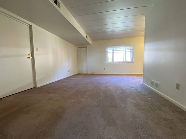 $1,050 / 2br - Stunning 2 BR at the Four Seasons in Quiet Plum Location! CALL TODAY!! (Plum / Monroeville / Oakmont / Penn Hills)64013370247043123