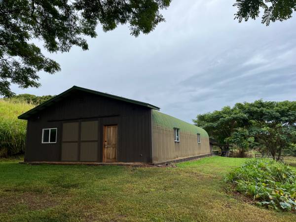 Large and secure storage shed/shop available for rent in Kealakekua 1