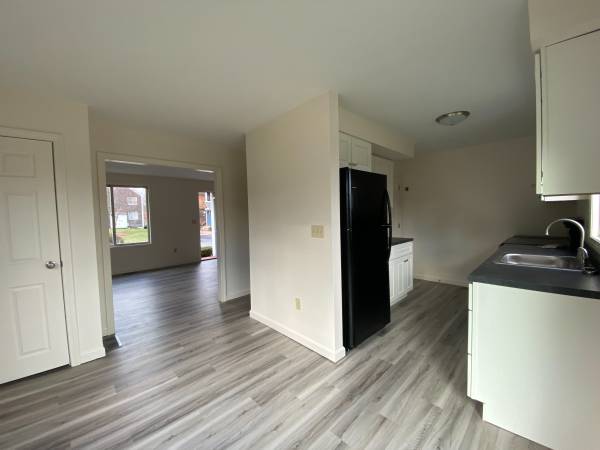 $2,500 / 2br - 980ft2 - 2 bed 1.5 bath end unit town house, Fireplace! No PETS (Milford)63931921873027122