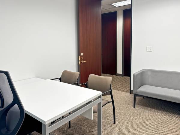 $819 Executive Office Space next to Clark/ Lake Station! Call/Text TODAY! (Chicago)64041810480898120