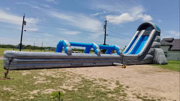 Waterslide para la calor disponible fin de semana 1