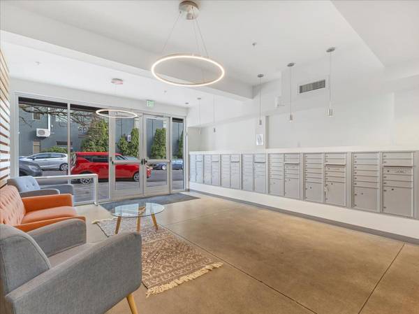 $962 / 247ft2 - Unbeatable Location! 1 Block from Cartopia Food Carts (SE Portland/Broadway/Laurelhurst/Buckman)64039055729793124