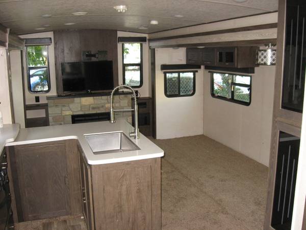 2019 Salem Hemisphere GLX 38ft, 3 Slides...Going Out of Business Sale! - $17,950 (Portland)63440601438337124