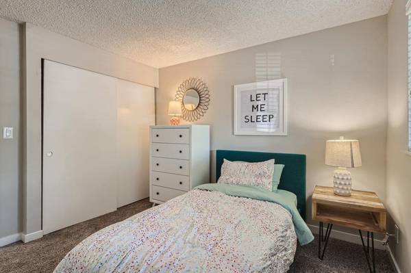 $1,899 / 2br - 878ft2 - Reduce Pricing! Move in Ready, W/D  Fireplace  Onsite Gym! (Federal Way)63929302590466123