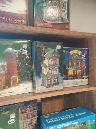 KEEPSAKE LIGHTED HOUSES 1