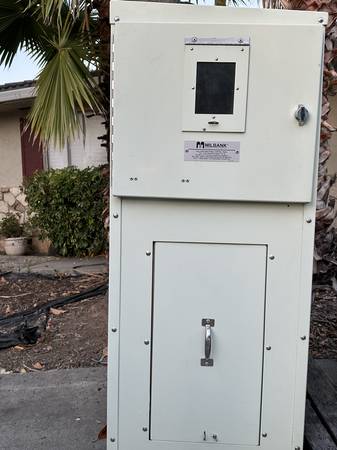 Milbank service panel - 3 phase, 4 wire, 60Hz, 100 AMP, 480Y/277 V 1