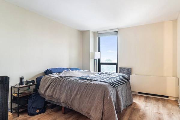 $2,200 / 1br - 1200ft2 - Junior one-bedroom apt right off the Lake! (Depaul/Chicago)63898731119491123