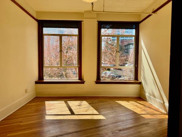 $725 / 160ft2 - West End office (917 SW Oak #213)63999315900419120