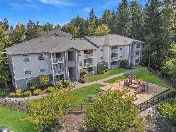 Convenient 1-: Amazon Lockers, Pool, Covered Outdoor BBQ Area 1