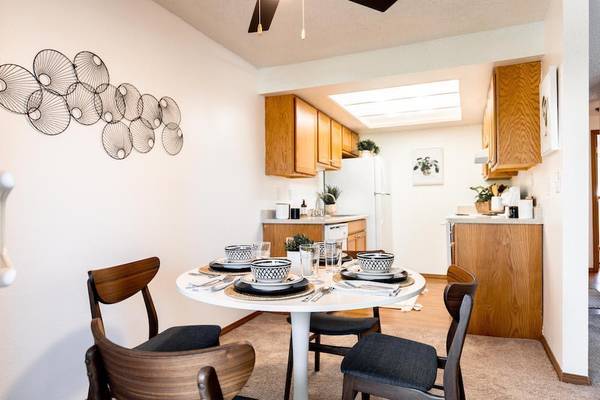 $1,720 / 2br - 880ft2 - Administrador de Propiedad en el Sitio, Planos de Piso Espaciosos y Abiertos63688479859331120