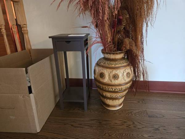 Accent Table And Large Vase 1