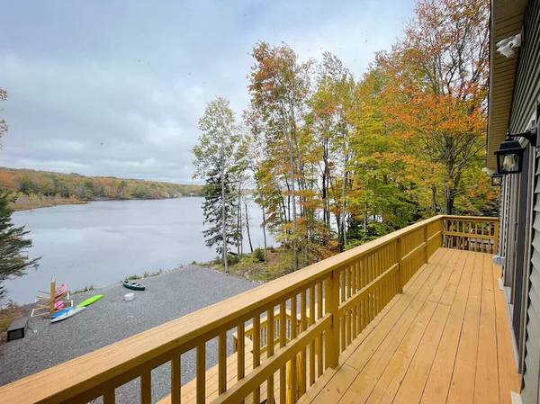 $300 / 5br - Spacious Pocono Lakefront Retreat w/ Amenities (pocono lake, PA)63951425500035121