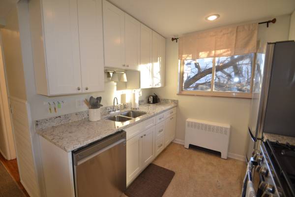 $1,395 / 1br - 750ft2 - L-3 Centrally located 1BR 1BA furnished apartment (PLEASANT RIDGE)63974472609794123